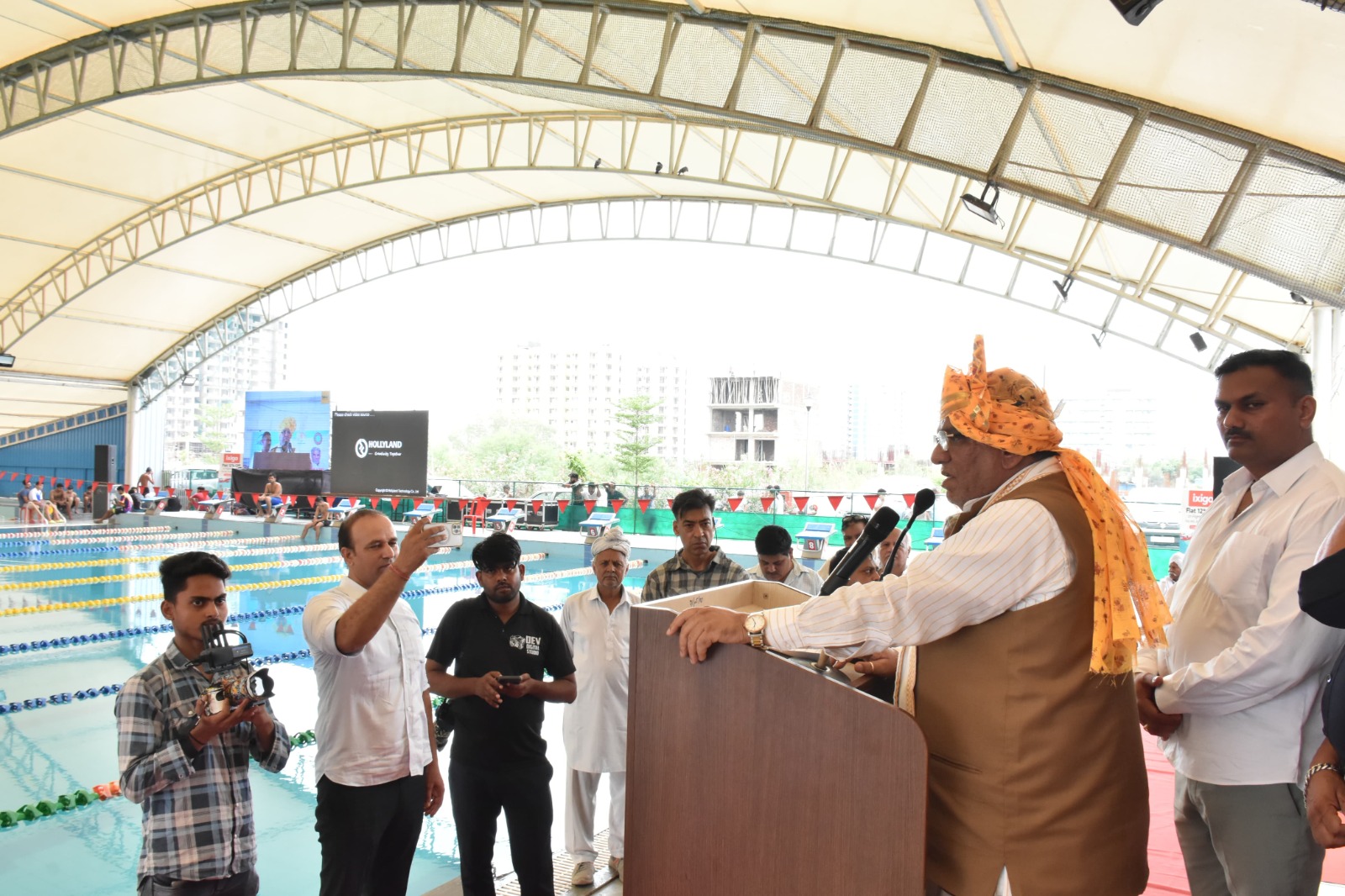 विजेता तैराकों को सम्मनित करते हुए पंचायत मंत्री कृष्णलाल पंवार। विजेता तैराकों को सम्मनित करते हुए पंचायत मंत्री कृष्णलाल पंवार।