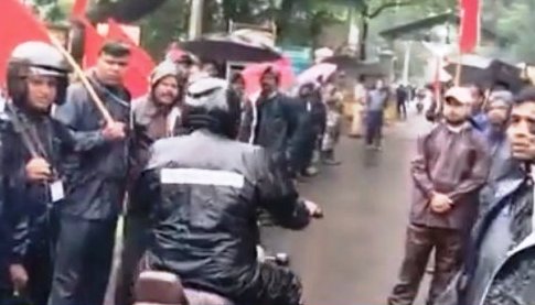आयुध निर्माणियों में प्रदर्शन के साथ घोषित श्रम संगठनों की देशव्यापी हड़ताल