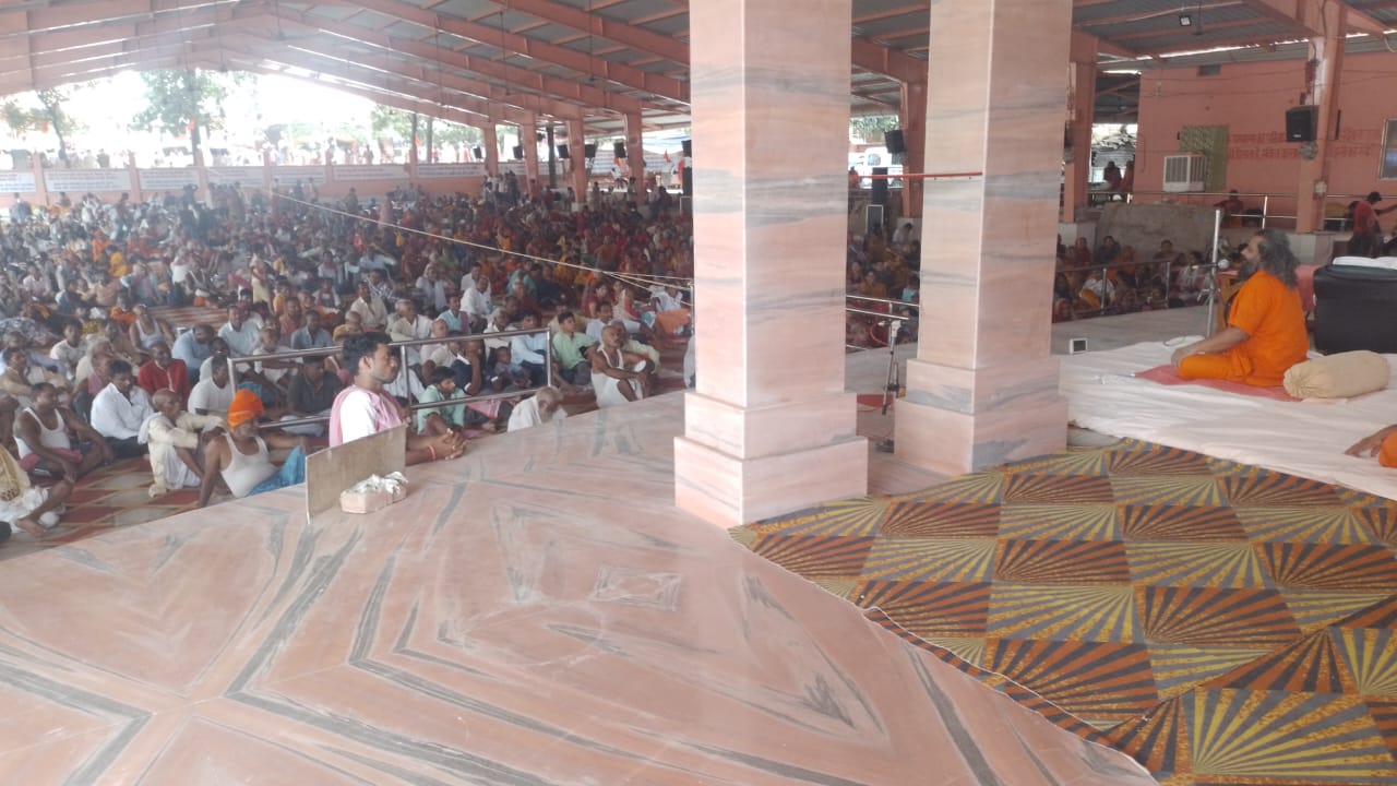 गुरु पूर्णिमा की पूर्व संध्या पर परमहंस आश्रम में आध्यात्मिक सत्संग गुरु पूर्णिमा की पूर्व संध्या पर परमहंस आश्रम में आध्यात्मिक सत्संग