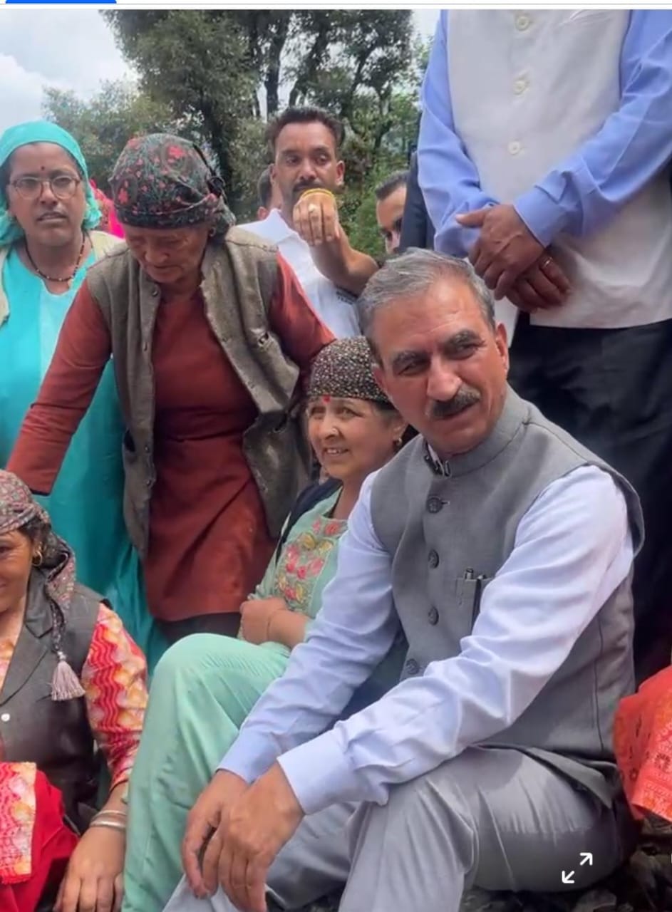 सराज में आपदा ग्रस्त लोगों के बीच मुख्यमंत्री सुखविंद्र सिंह सुक्खू। सराज में आपदा ग्रस्त लोगों के बीच मुख्यमंत्री सुखविंद्र सिंह सुक्खू।