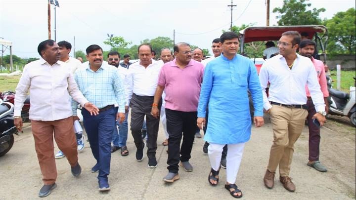 महापौर एवं आयुक्त द्वारा कार्यक्रम स्थल का निरीक्षण महापौर एवं आयुक्त द्वारा कार्यक्रम स्थल का निरीक्षण