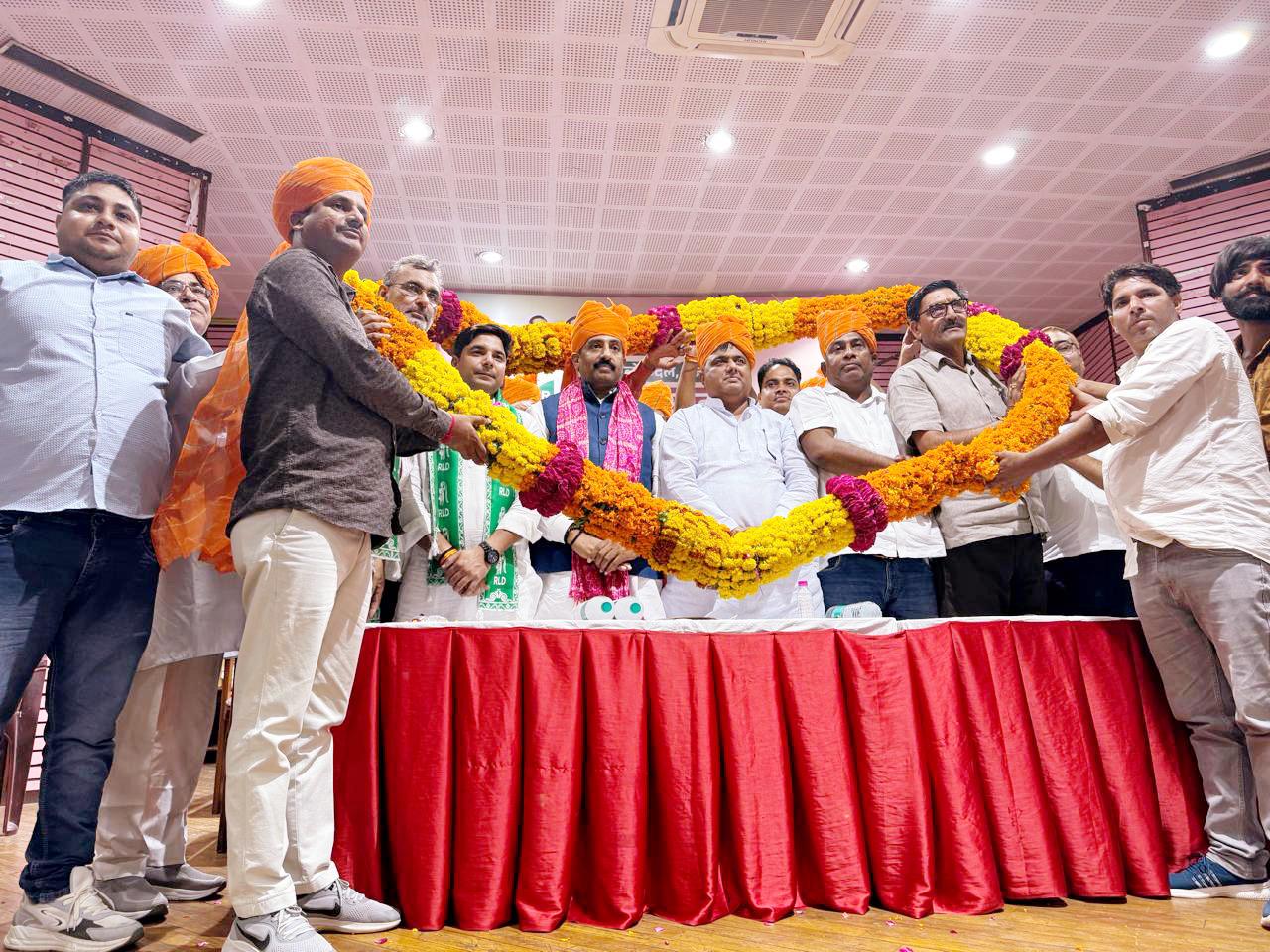 राष्ट्रीय लोकदल के सदस्यता अभियान में सात सौ कार्यकर्ताओं ने ली सदस्यता राष्ट्रीय लोकदल के सदस्यता अभियान में सात सौ कार्यकर्ताओं ने ली सदस्यता