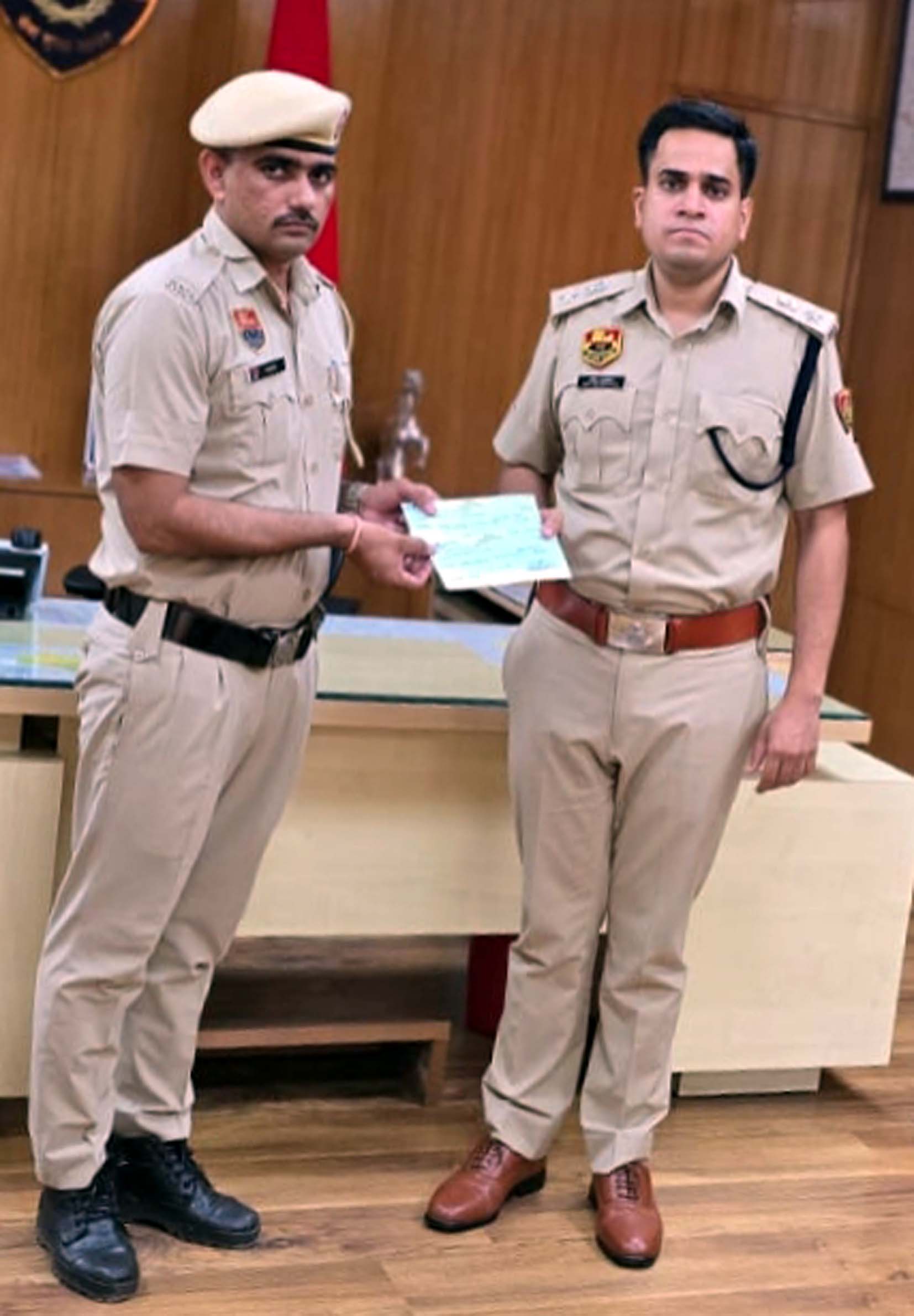 सिपाही राजेश को 24.7 लाख रुपए का चेक सौंपते एसपी अमित यशवर्धन। सिपाही राजेश को 24.7 लाख रुपए का चेक सौंपते एसपी अमित यशवर्धन।