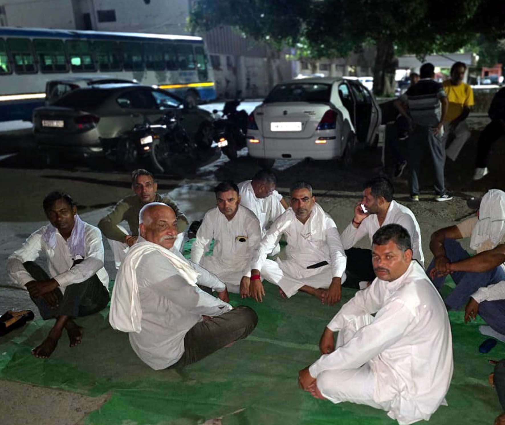 रोडवेज बस अड्डा में हड़ताल करके धरने पर बैठे कर्मचारी। रोडवेज बस अड्डा में हड़ताल करके धरने पर बैठे कर्मचारी।
