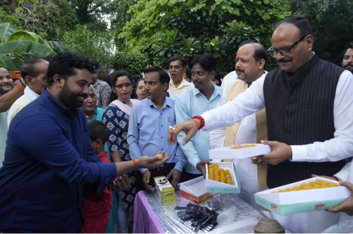 कार्यकर्ताओं को मिठाई बांटते ब्रजेश पाठक कार्यकर्ताओं को मिठाई बांटते ब्रजेश पाठक