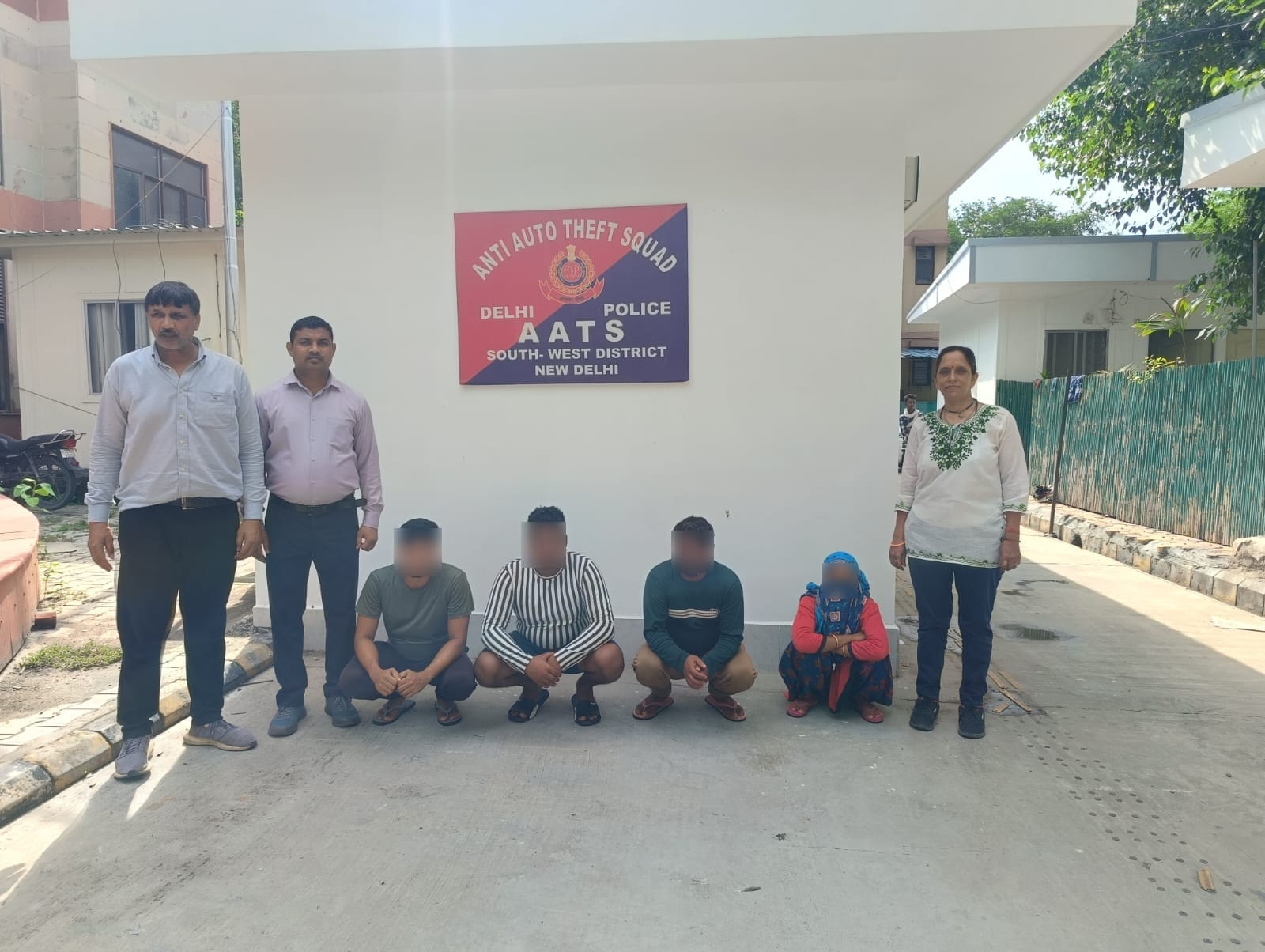 पकड़े गए बांग्लादेशियों की फोटो पकड़े गए बांग्लादेशियों की फोटो