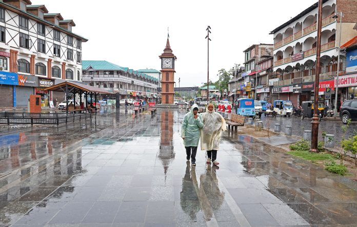 कश्मीर के कई हिस्सों में बारिश हुई जिससे भीषण गर्मी से राहत कश्मीर के कई हिस्सों में बारिश हुई जिससे भीषण गर्मी से राहत