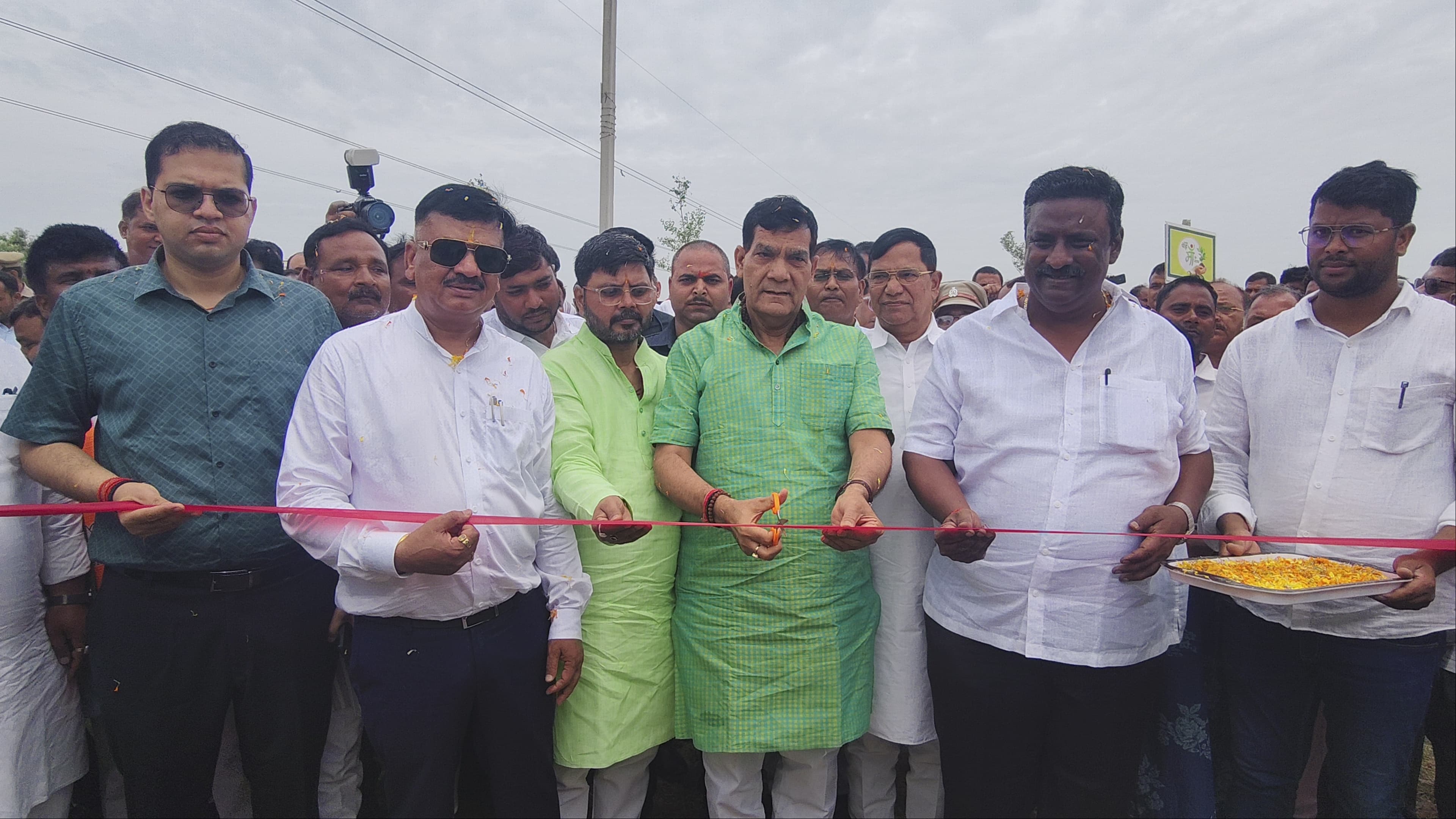 फीता काट कर उद्घाटन करते हुए मंत्री एवं जिलाधिकारी फीता काट कर उद्घाटन करते हुए मंत्री एवं जिलाधिकारी