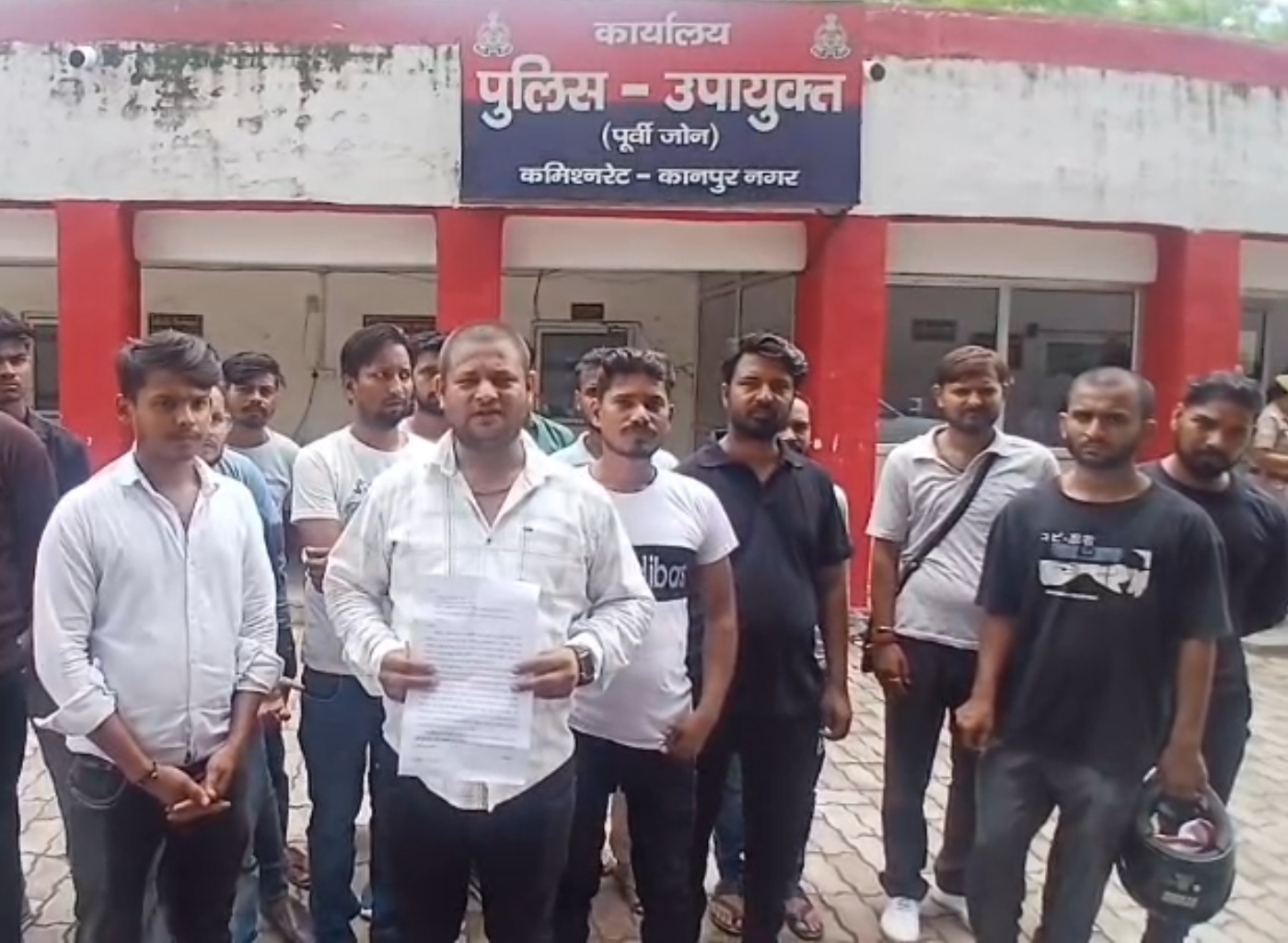 पुलिस उपायुक्त कार्यालय के बाहर एकत्रित दुकानदार पुलिस उपायुक्त कार्यालय के बाहर एकत्रित दुकानदार