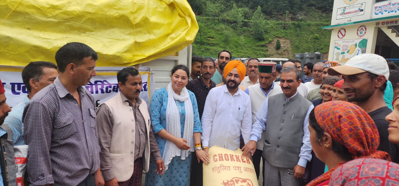 नोफल संस्था चारा उपलब्ध करवाते हुए नोफल संस्था चारा उपलब्ध करवाते हुए