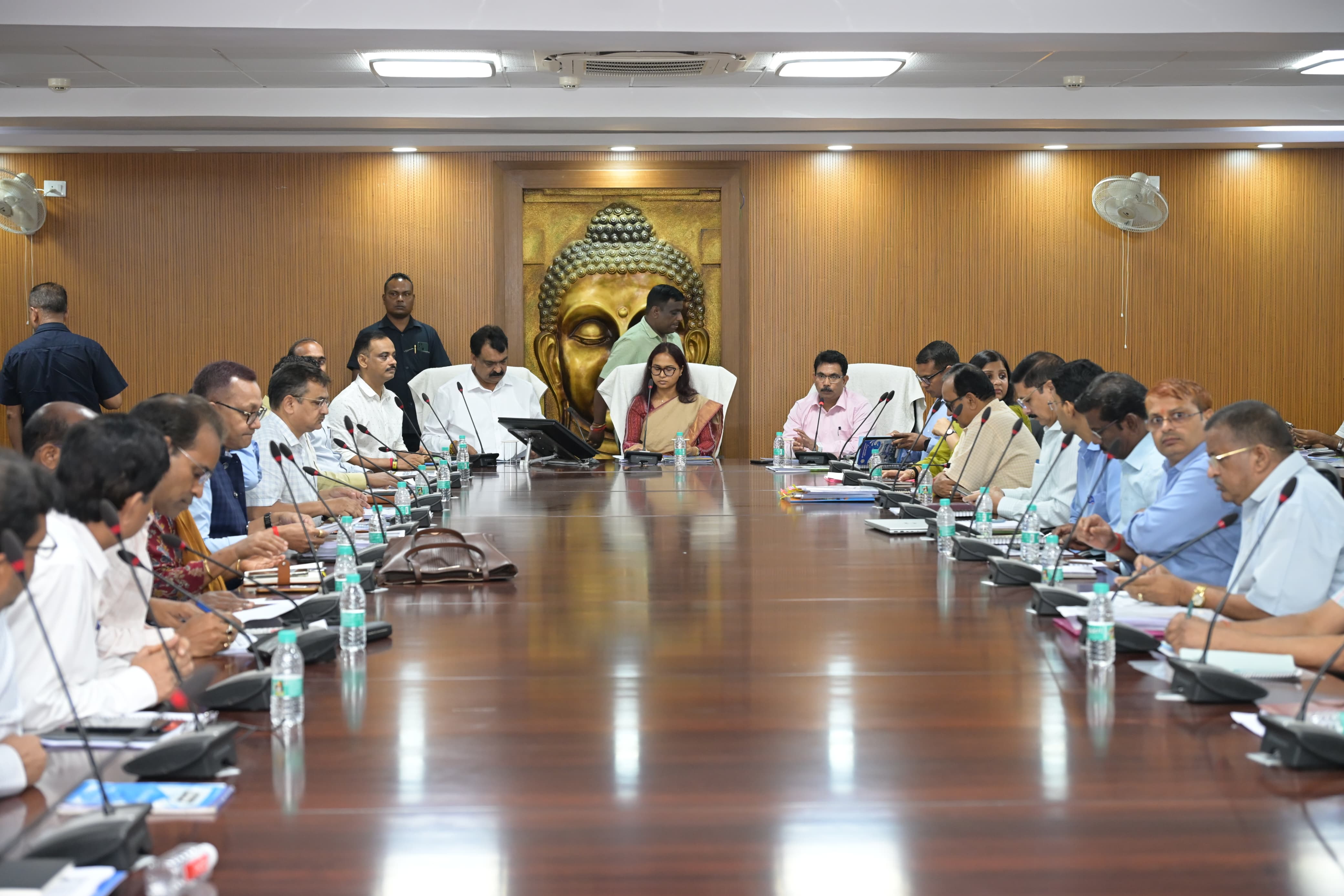 बैठक में शामिल कृषि मंत्री सहित अन्य