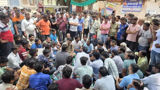 लक्ष्मणगढ़ जिला अस्पताल के बाहर धरने पर बैठ गए। लक्ष्मणगढ़ जिला अस्पताल के बाहर धरने पर बैठ गए।