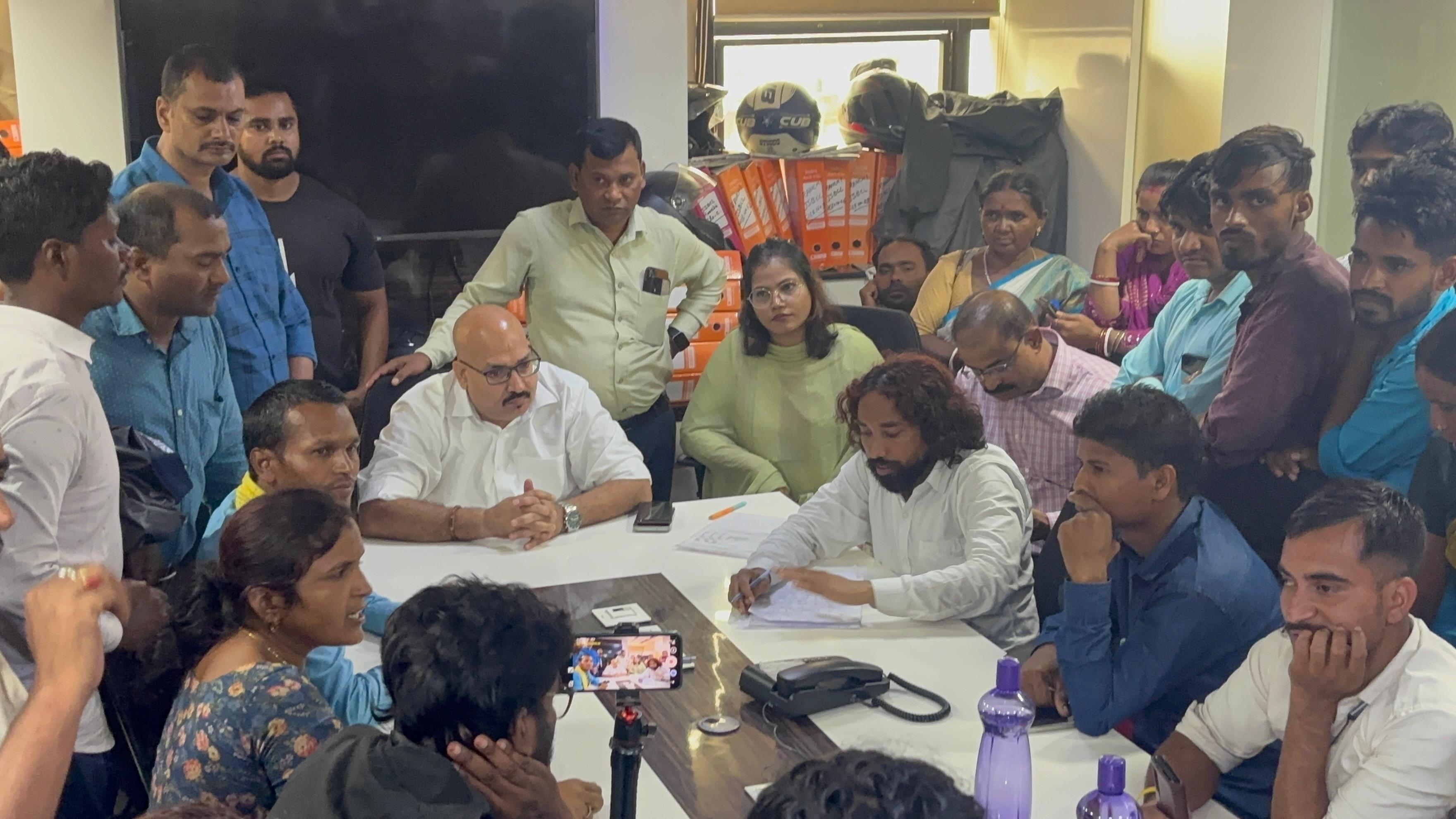 वार्ता के दौरान देवेंद्रनाथ महतो समेत अन्य वार्ता के दौरान देवेंद्रनाथ महतो समेत अन्य