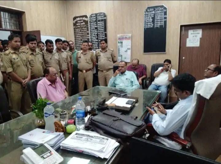 मौके पर मौजूद निलंबित और वर्तमान सीएमओ व भारी पुलिस बल मौके पर मौजूद निलंबित और वर्तमान सीएमओ व भारी पुलिस बल