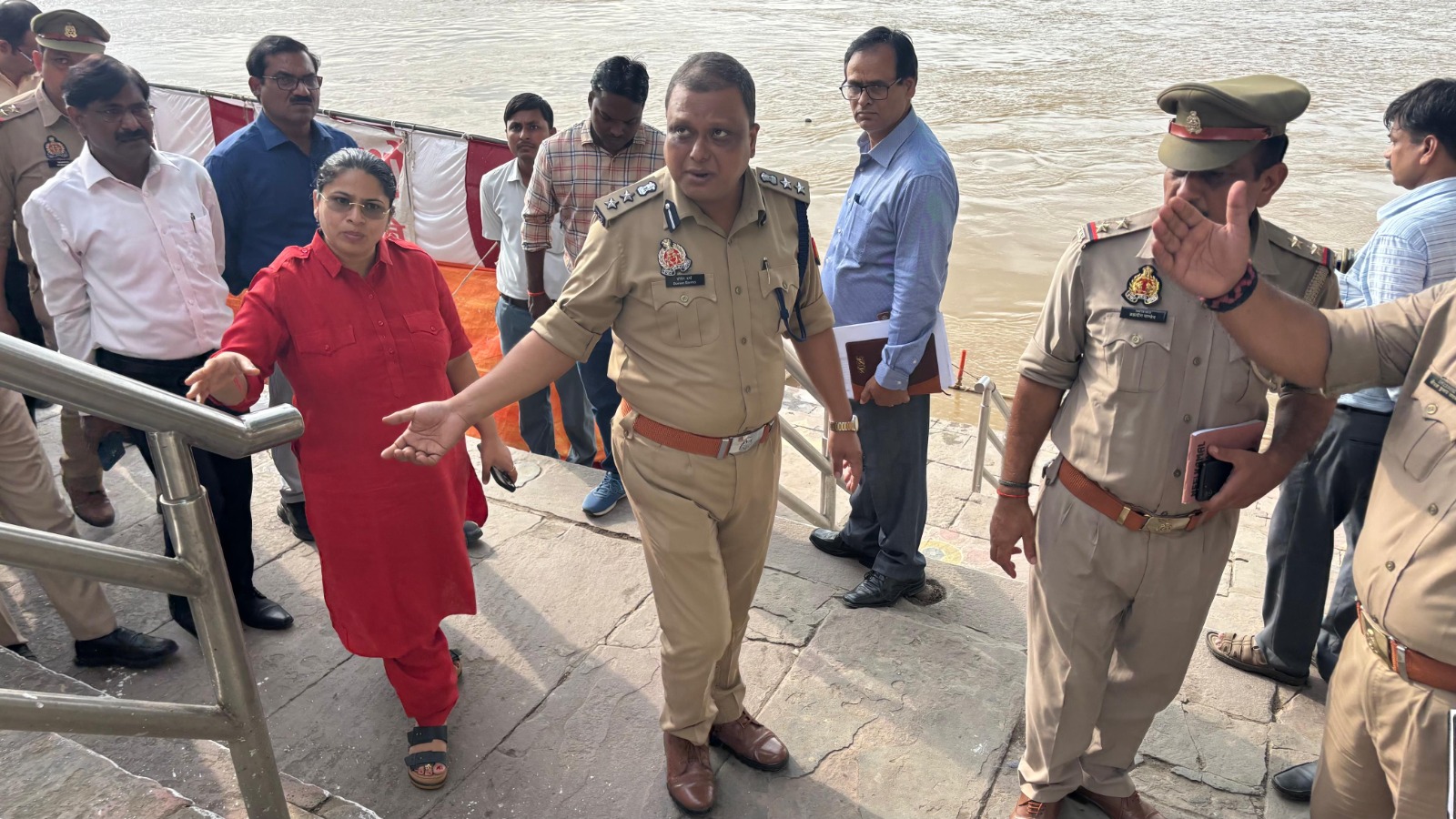 नगर के बरियाघाट का निरीक्षण करते जिलाधिकारी प्रियंका निरंजन व वरिष्ठ पुलिस अधीक्षक सोमेन बर्मा।