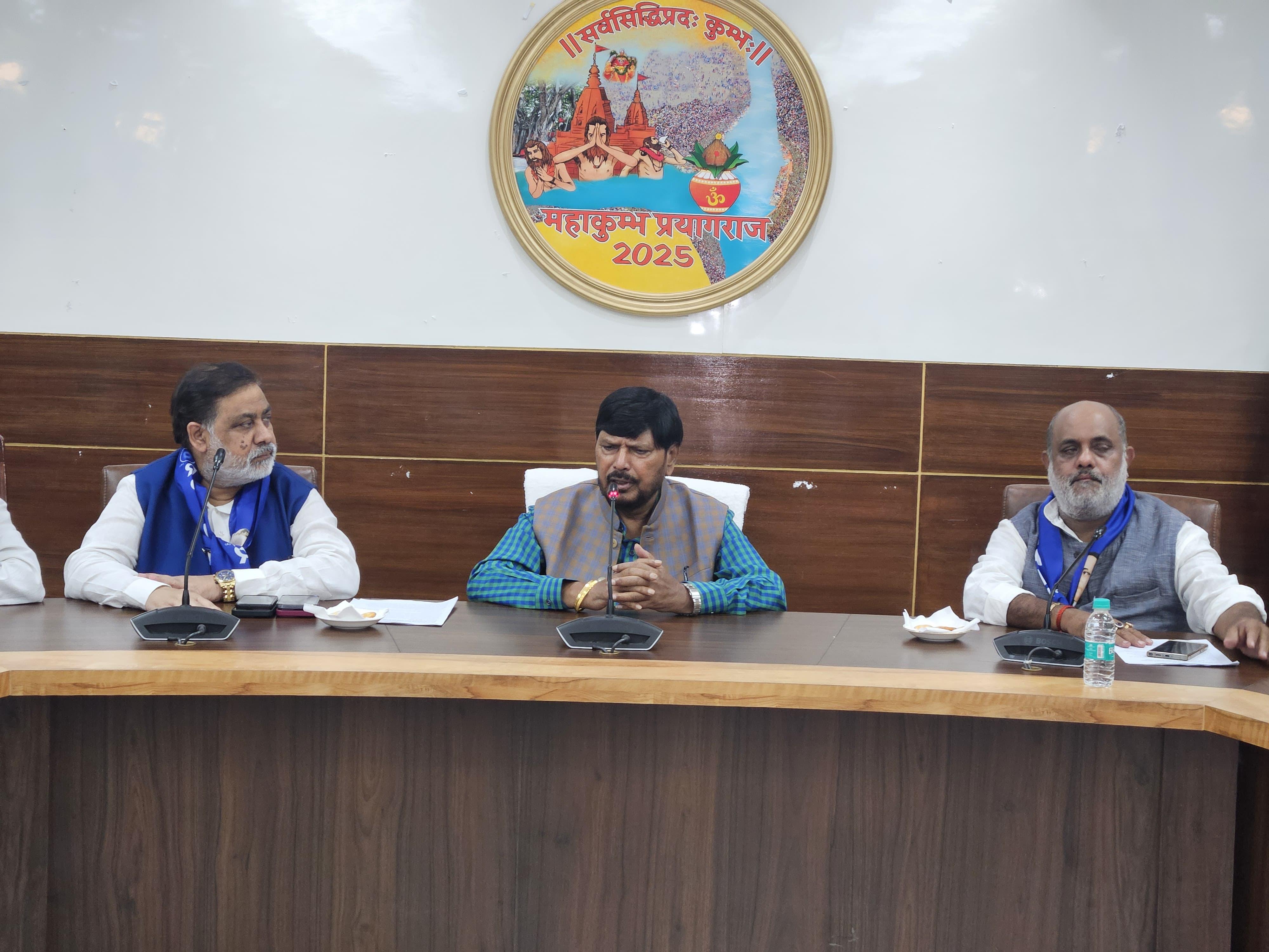 प्रयागराज के सर्किट हाउस में मीडिया से वार्ता करते हुए केन्द्रीय मंत्री रामदास अठावले का छाया चित्र प्रयागराज के सर्किट हाउस में मीडिया से वार्ता करते हुए केन्द्रीय मंत्री रामदास अठावले का छाया चित्र