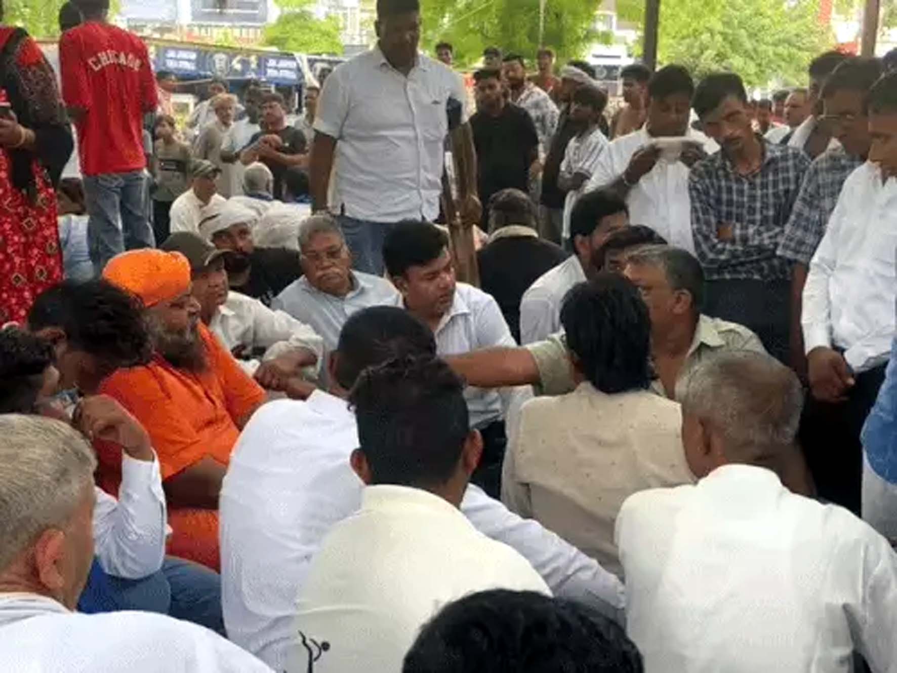 नागरिक अस्पताल में धरने पर बैठे परिजन व अन्य। नागरिक अस्पताल में धरने पर बैठे परिजन व अन्य।