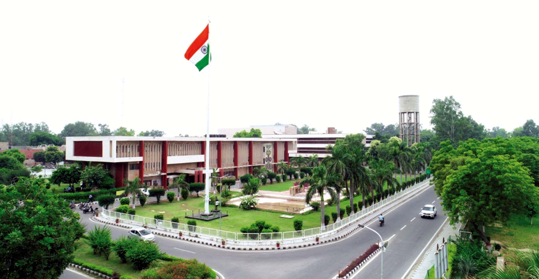 विश्वविद्यालय का प्रशासनिक खंड-फ्लैचर भवन।