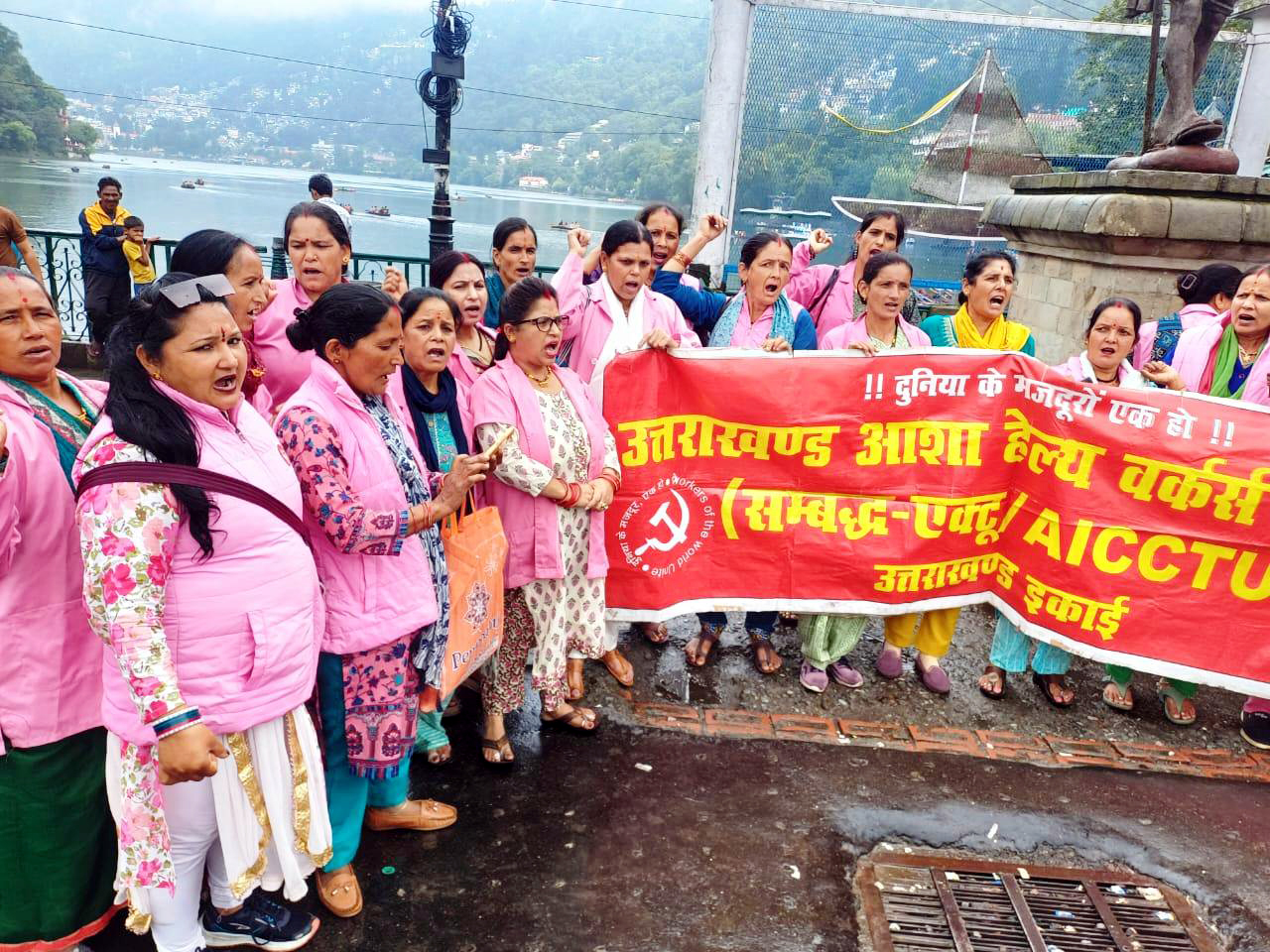 तल्लीताल डांठ में प्रदर्शन करती आशा कार्यकत्रियां। तल्लीताल डांठ में प्रदर्शन करती आशा कार्यकत्रियां।