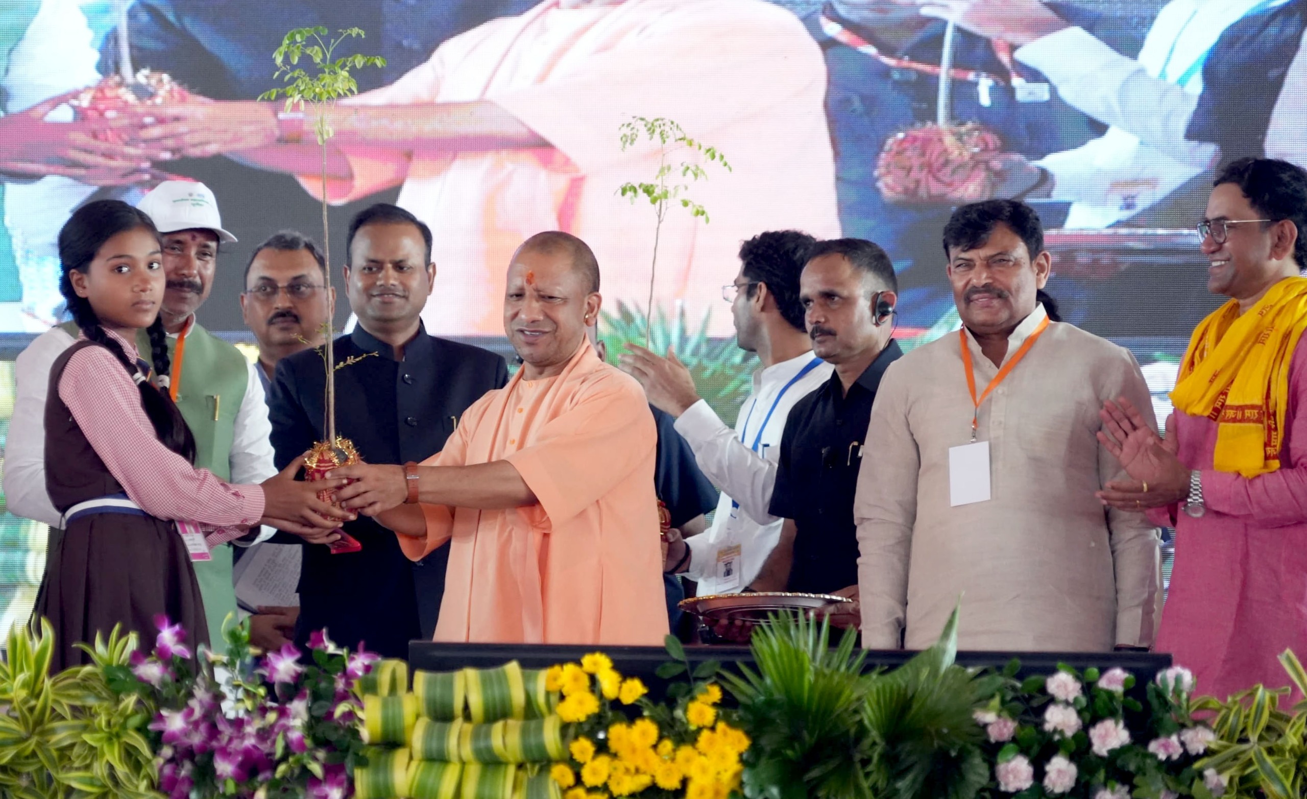 आज़मगढ़ में सीएम योगी का स्वागत करते जिलाध्यक्ष आज़मगढ़ में सीएम योगी का स्वागत करते जिलाध्यक्ष