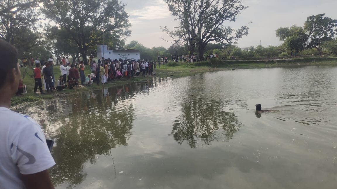 तालाब में ढूंढते हुए की फोटो तालाब में ढूंढते हुए की फोटो