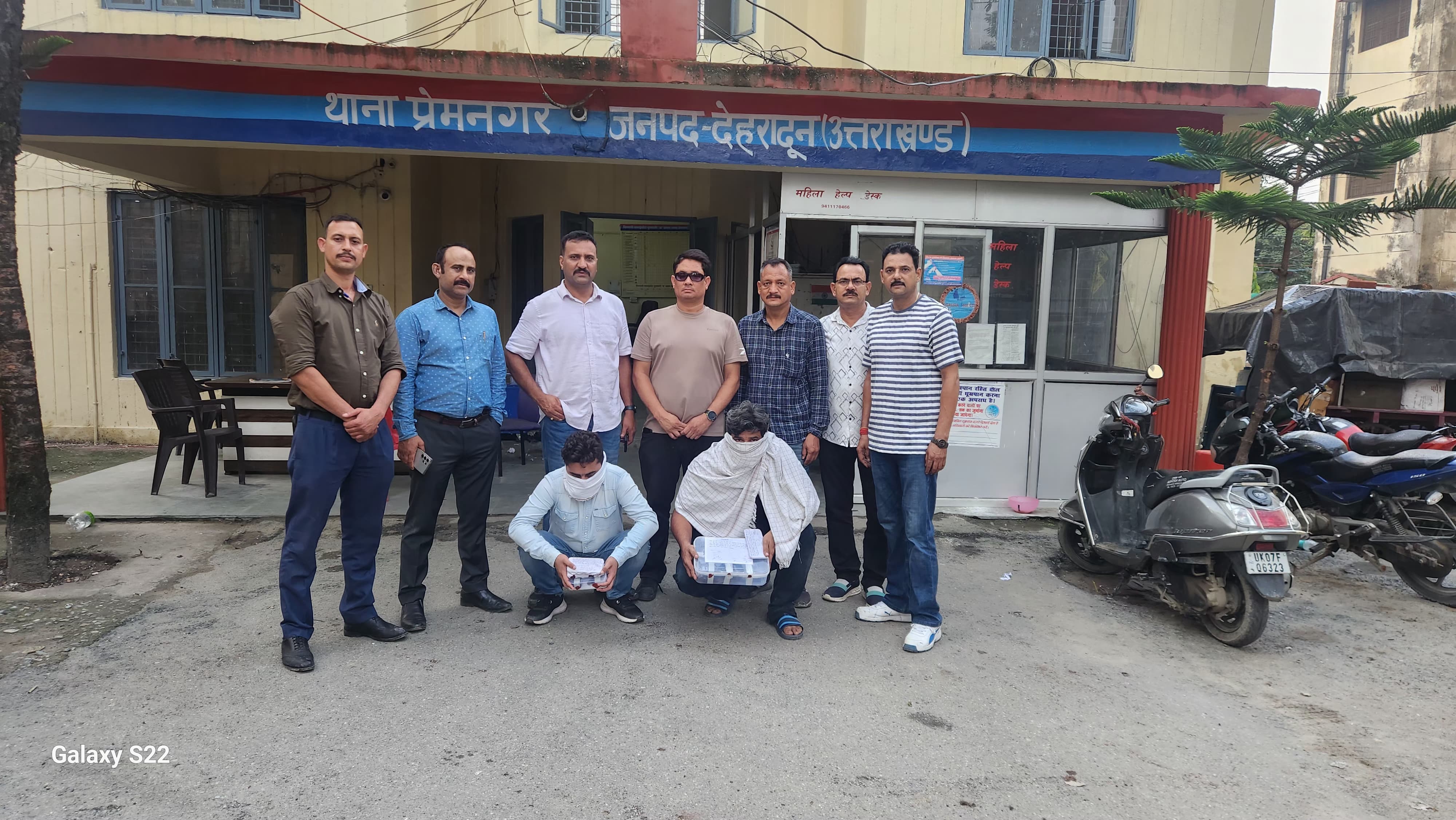पुलिस की गिरफ्त में चीनू पंडित गैंग के बदमाश।