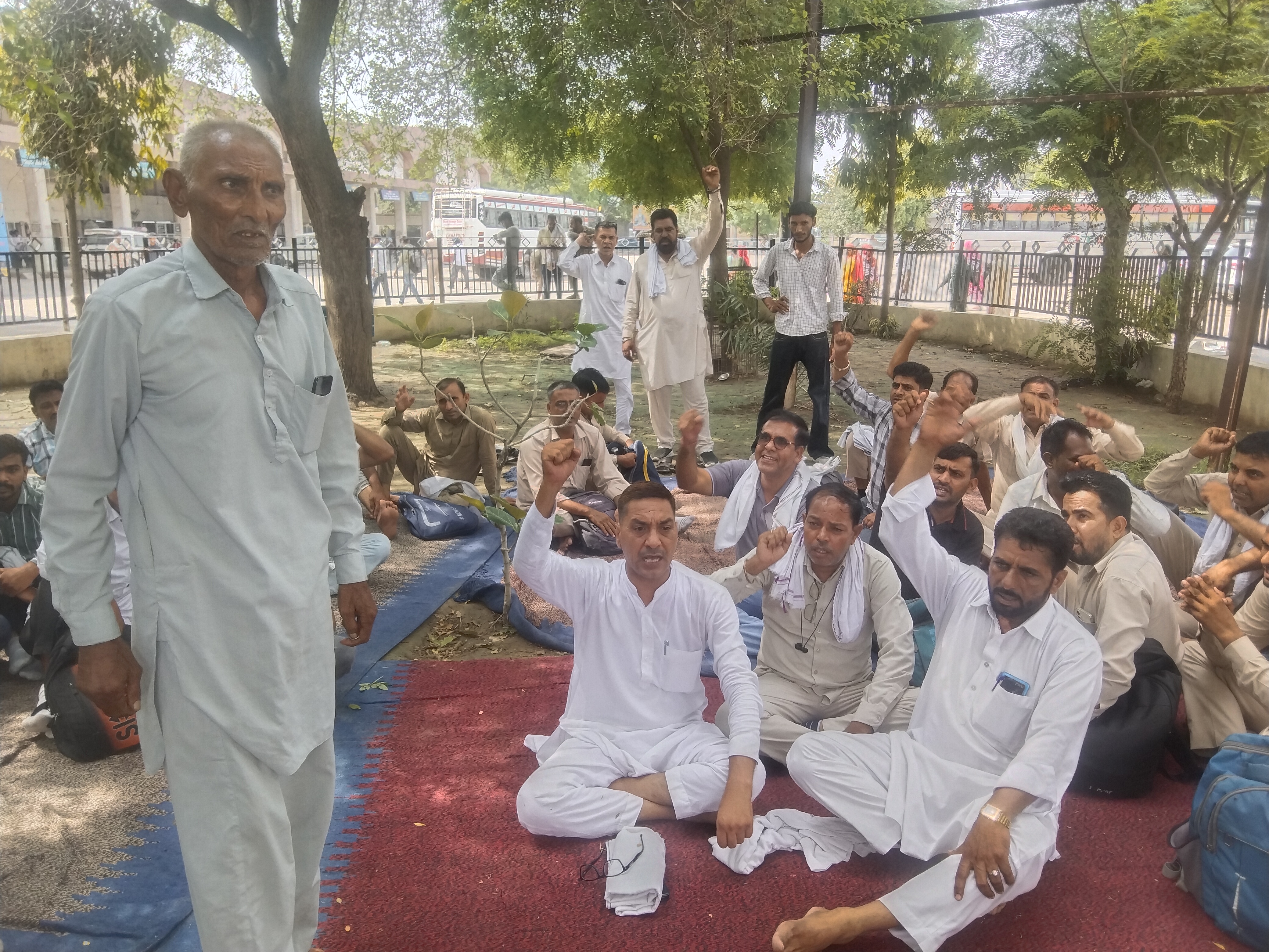 रोडवेज परिसर में धरना देते कर्मचारी।