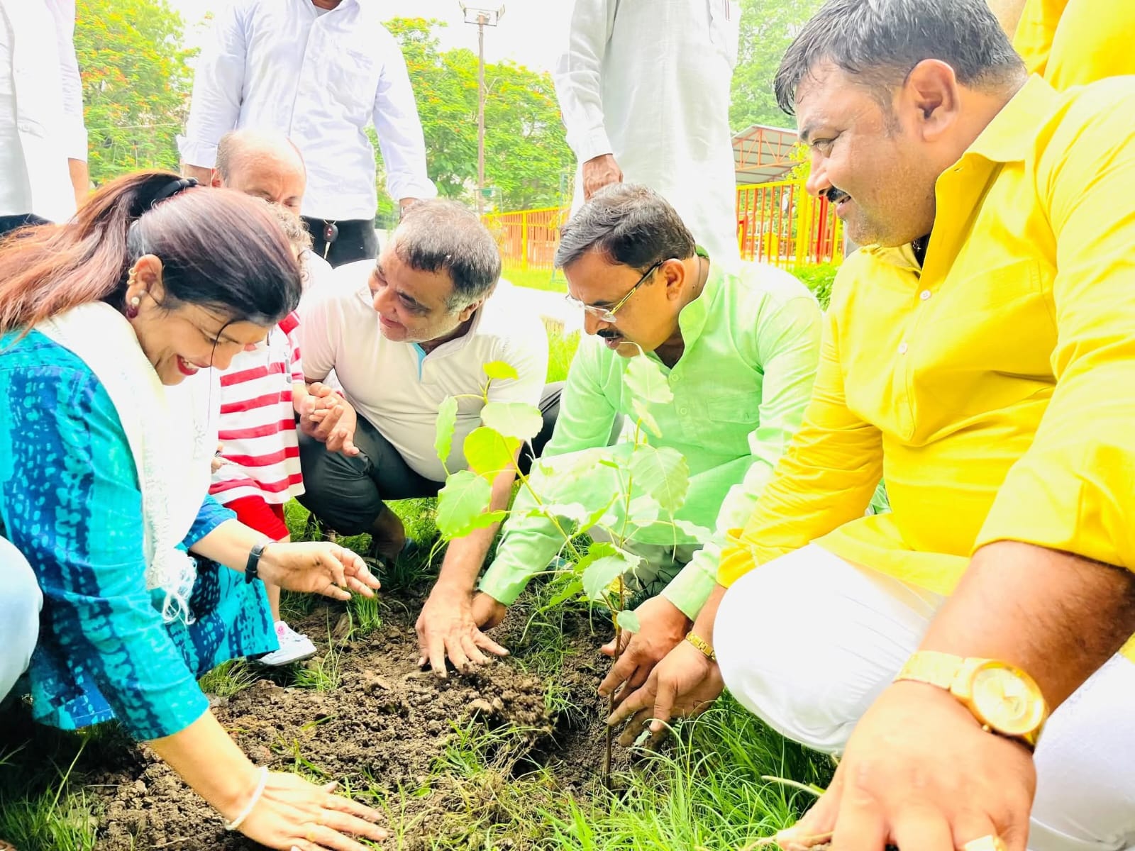 वृक्षरोपण करते भाजपा क्षेत्रीय अध्यक्ष वृक्षरोपण करते भाजपा क्षेत्रीय अध्यक्ष