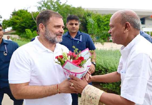 एयरपाेट पर राहुल गांधी का सवागत करते कांगेस अधयख राजेश राम एयरपाेट पर राहुल गांधी का सवागत करते कांगेस अधयख राजेश राम