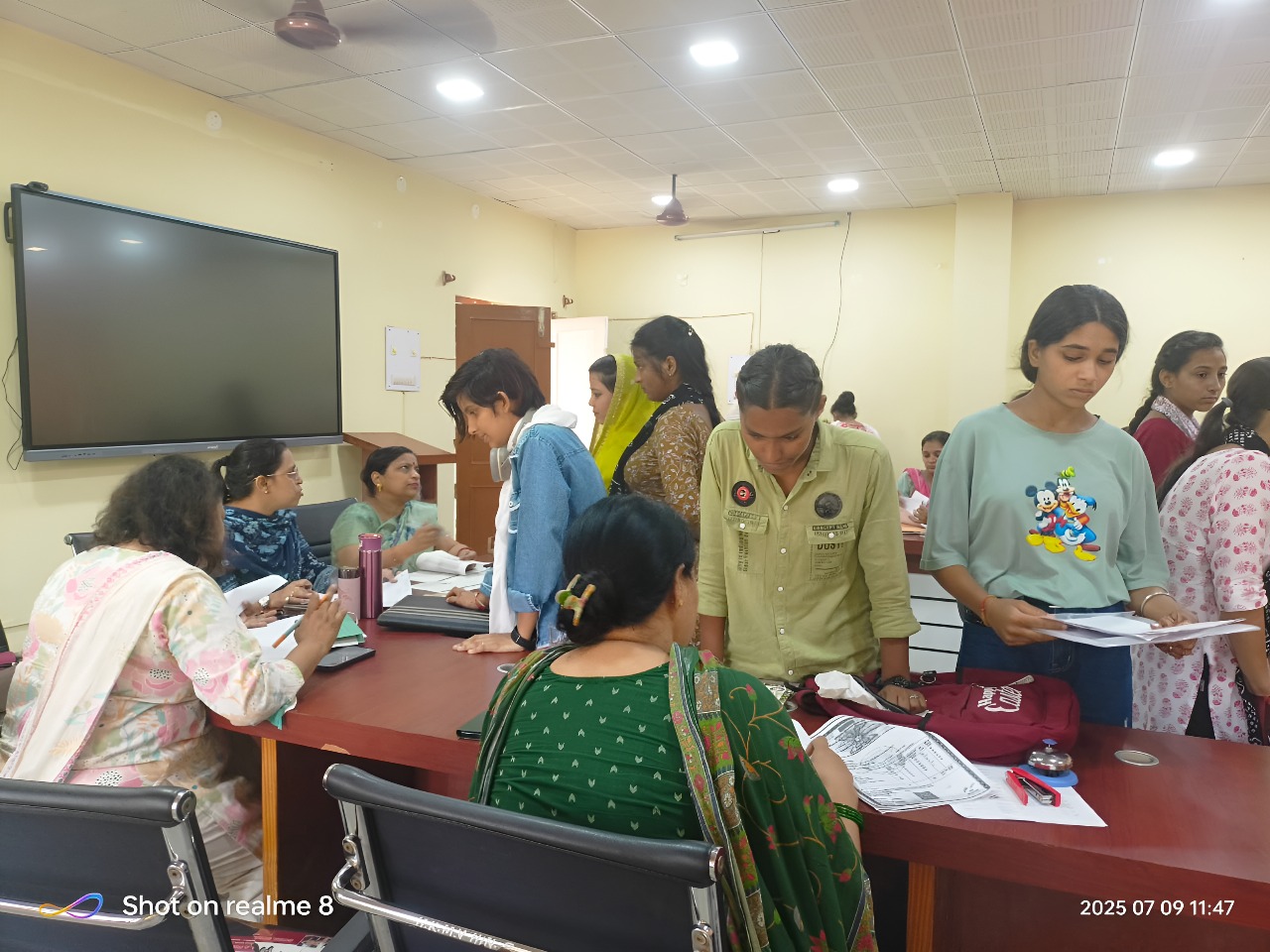 दाखिला आवेदन करती हुई छात्राएं। दाखिला आवेदन करती हुई छात्राएं।