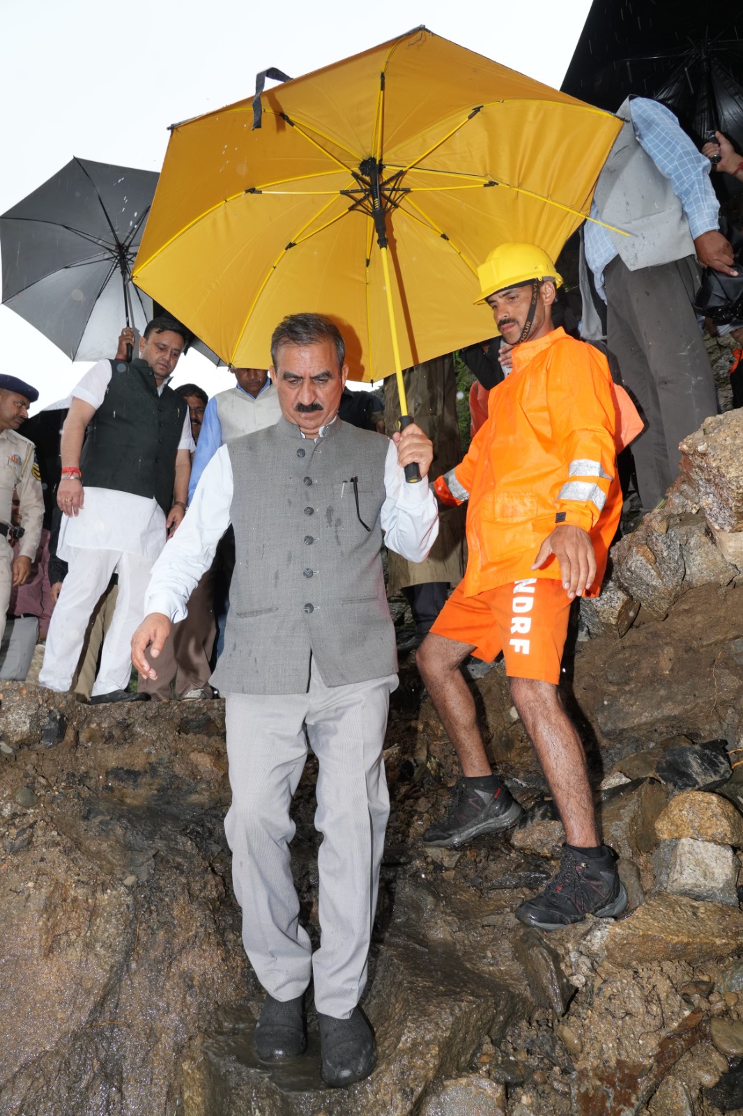 मुख्यमंत्री आपदा प्रभावित इलाके में मुख्यमंत्री आपदा प्रभावित इलाके में