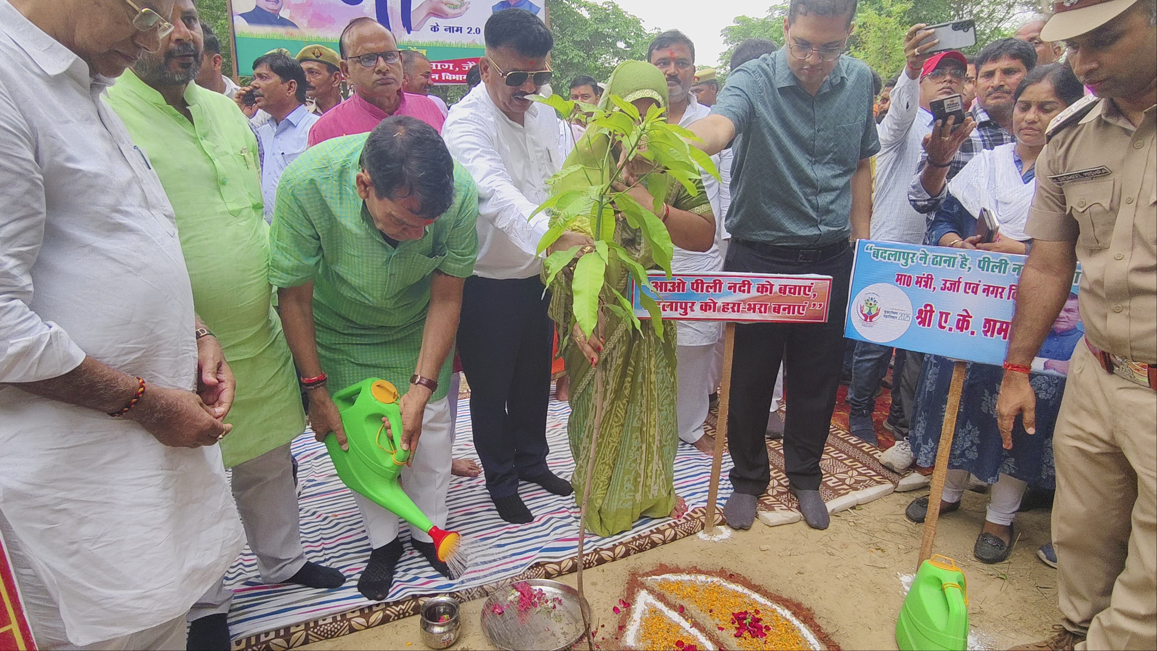 वृक्षारोपण करते हुए मंत्री एके शर्मा वृक्षारोपण करते हुए मंत्री एके शर्मा