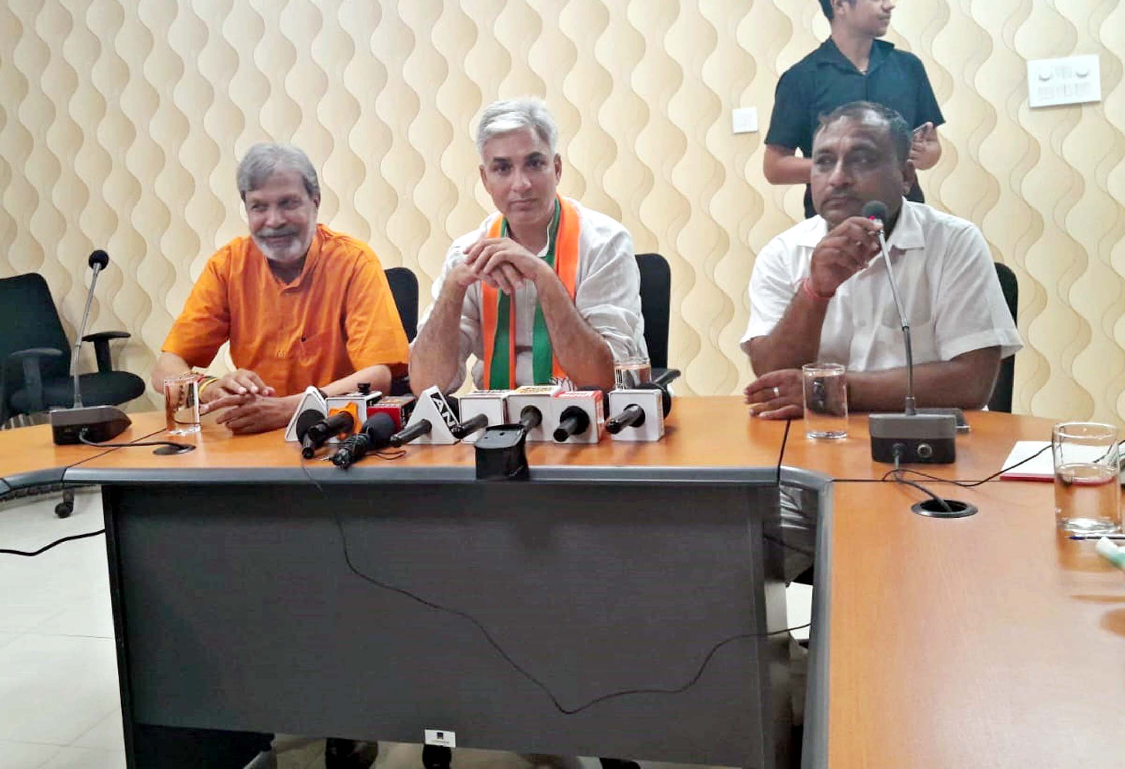 पत्रकारों से बातचीत करते हुए भाजपा जिलाध्यक्ष तिजेंद्र ढुल। पत्रकारों से बातचीत करते हुए भाजपा जिलाध्यक्ष तिजेंद्र ढुल।