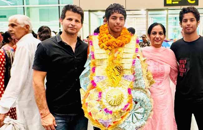 सोनीपत: पदक विजेता लव गुलिया दिल्ली हवाई अड्डे पर पिता रमेश गुलिया माता संदीप रानी, भाई कुश के साथ। सोनीपत: पदक विजेता लव गुलिया दिल्ली हवाई अड्डे पर पिता रमेश गुलिया माता संदीप रानी, भाई कुश के साथ।