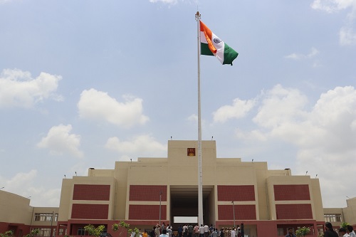एचजेयू के नए परिसर में 100 फीट ऊंचाई पर फहराया तिरंगा एचजेयू के नए परिसर में 100 फीट ऊंचाई पर फहराया तिरंगा