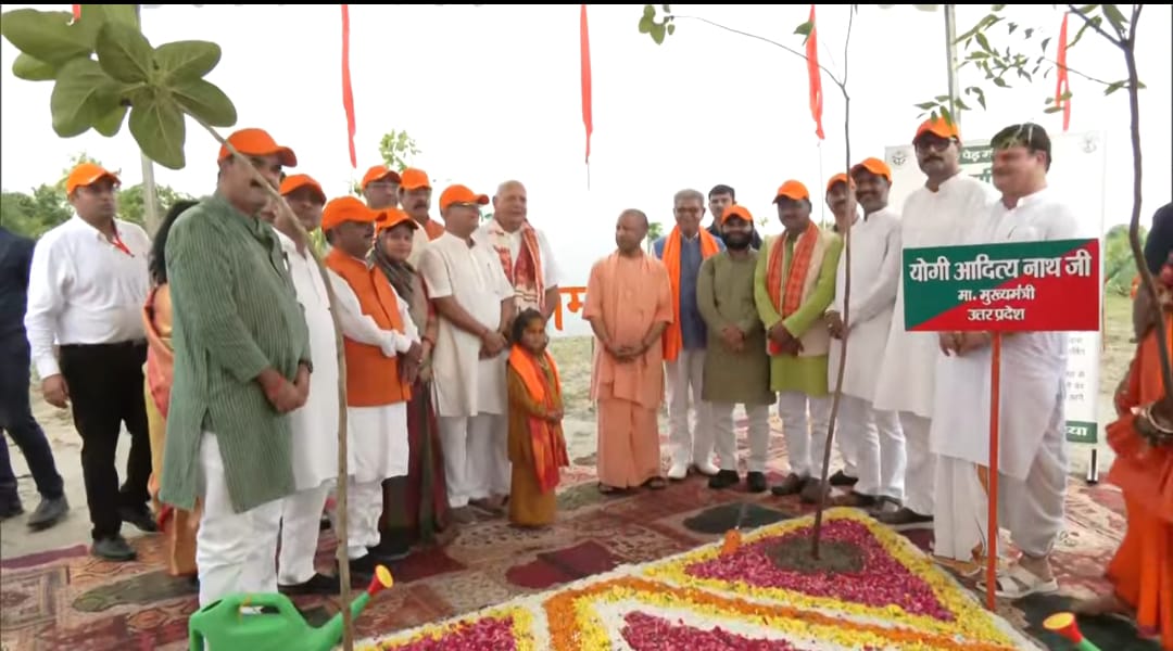 अयोध्या में स्थानीय विधायकों के साथ मुख्यमंत्री योगी अयोध्या में स्थानीय विधायकों के साथ मुख्यमंत्री योगी