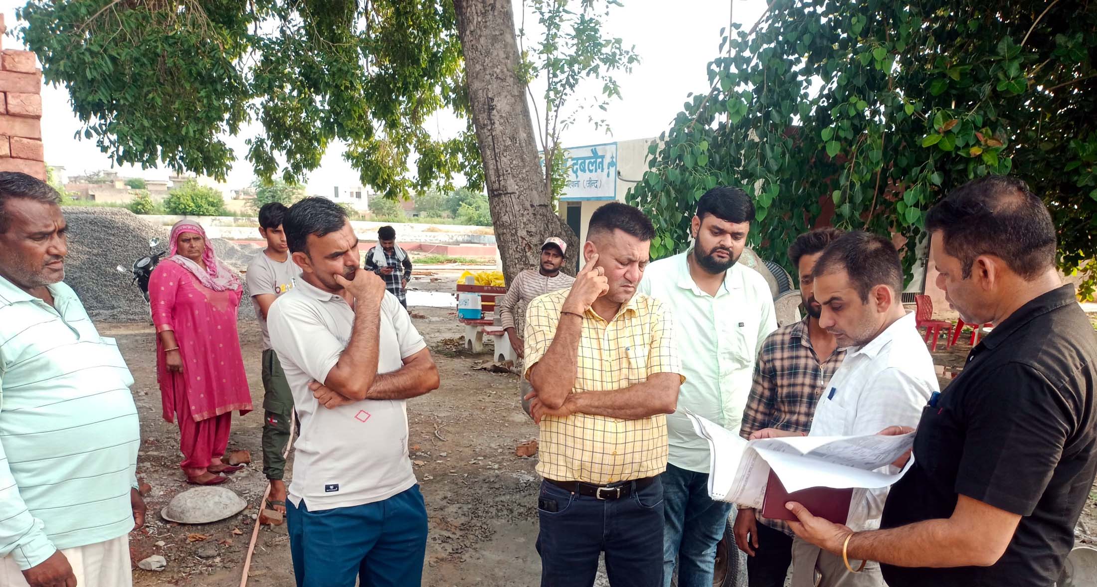 प्लांट का निरीक्षण करते हुए अधिकारी। प्लांट का निरीक्षण करते हुए अधिकारी।