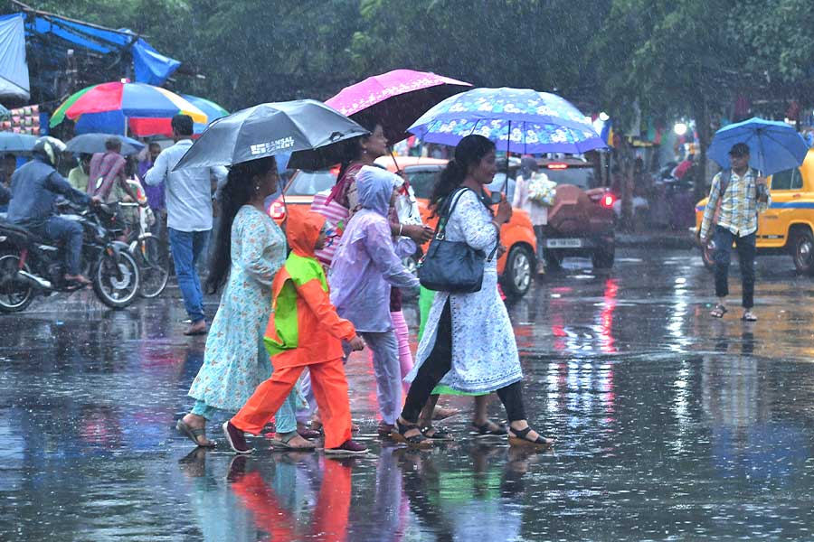 बंगाल में बारिश से बेहाल जनजीवन बंगाल में बारिश से बेहाल जनजीवन