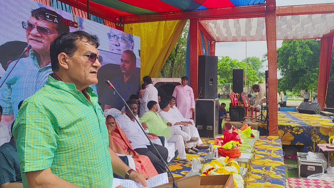 मंच से संबोधित करते हुए मंत्री मंच से संबोधित करते हुए मंत्री