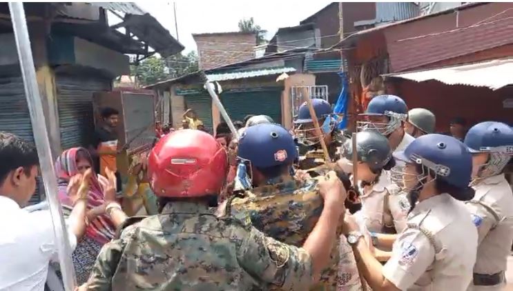 दो गुटों में झड़प, पुलिस मौके पर दो गुटों में झड़प, पुलिस मौके पर