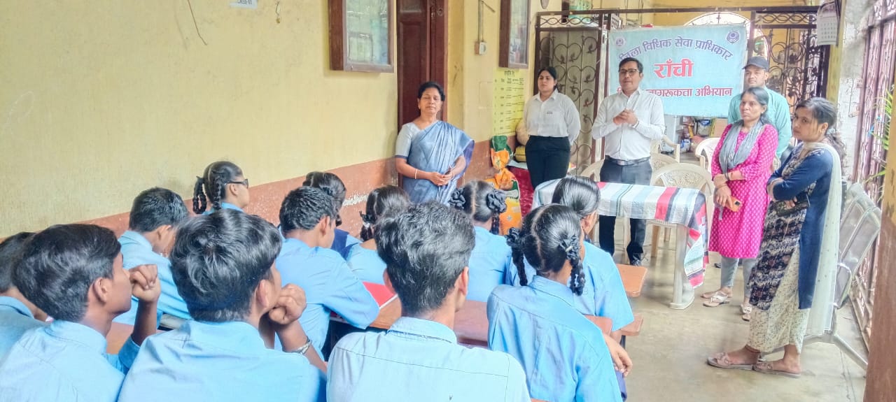 संत मिखाई स्कूल में डालसा के कार्यक्रम की तस्वीर संत मिखाई स्कूल में डालसा के कार्यक्रम की तस्वीर