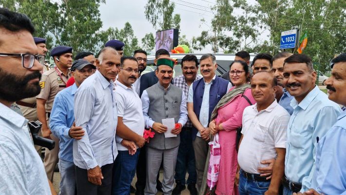 मंडी आपदा राहत के लिए मुख्यमंत्री सुक्खू को चेक सौंपते मंत्री राजेश धर्मानी मंडी आपदा राहत के लिए मुख्यमंत्री सुक्खू को चेक सौंपते मंत्री राजेश धर्मानी