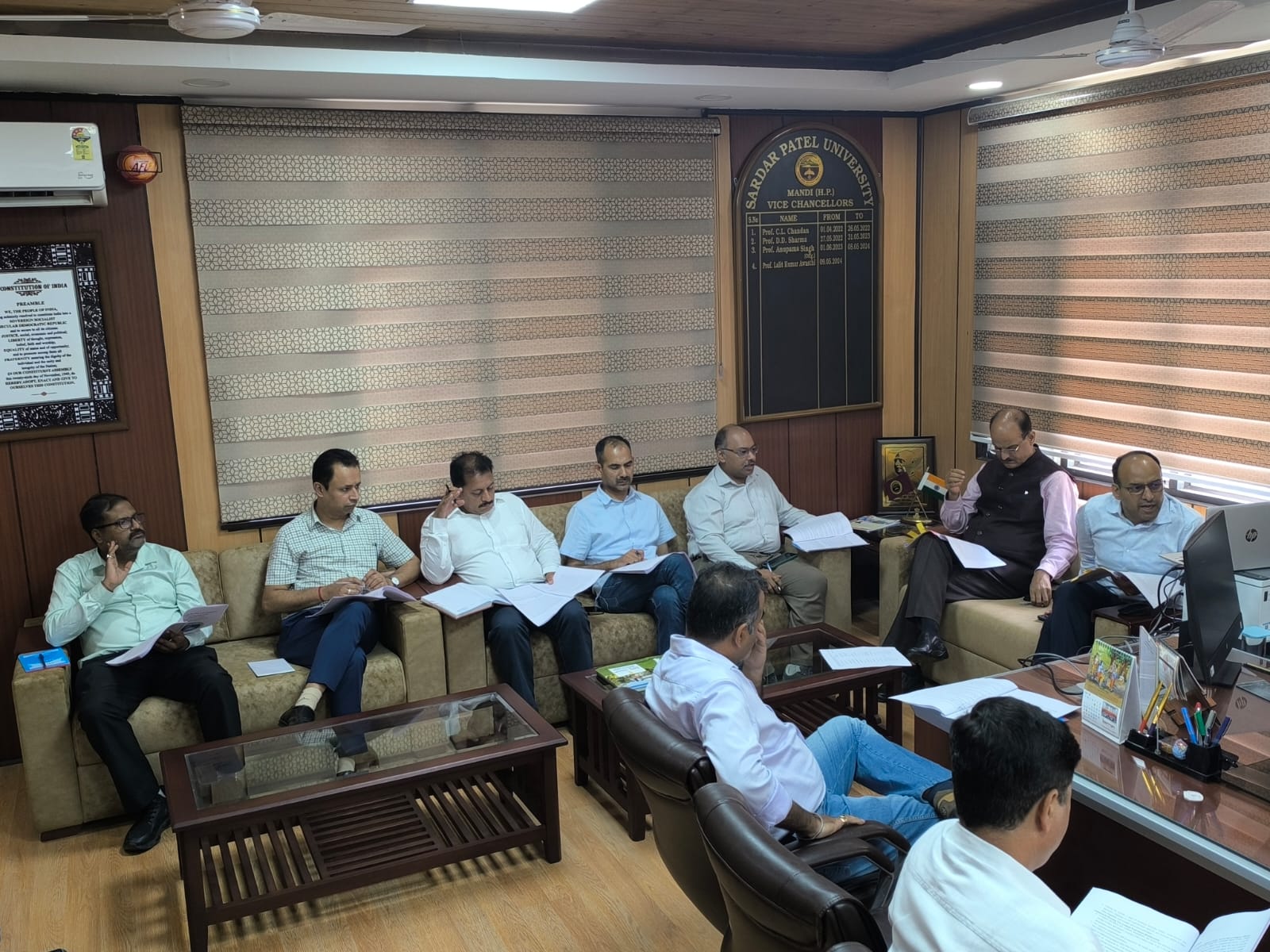 एसपीयू अकादमिक परिषद की बैठक की अध्यक्षता करते हुए प्रो. ललित अवस्थी। एसपीयू अकादमिक परिषद की बैठक की अध्यक्षता करते हुए प्रो. ललित अवस्थी।