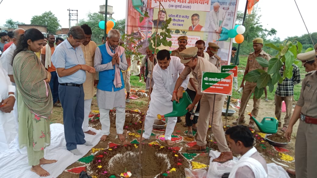 वृक्षारोपण करते मंत्री वृक्षारोपण करते मंत्री