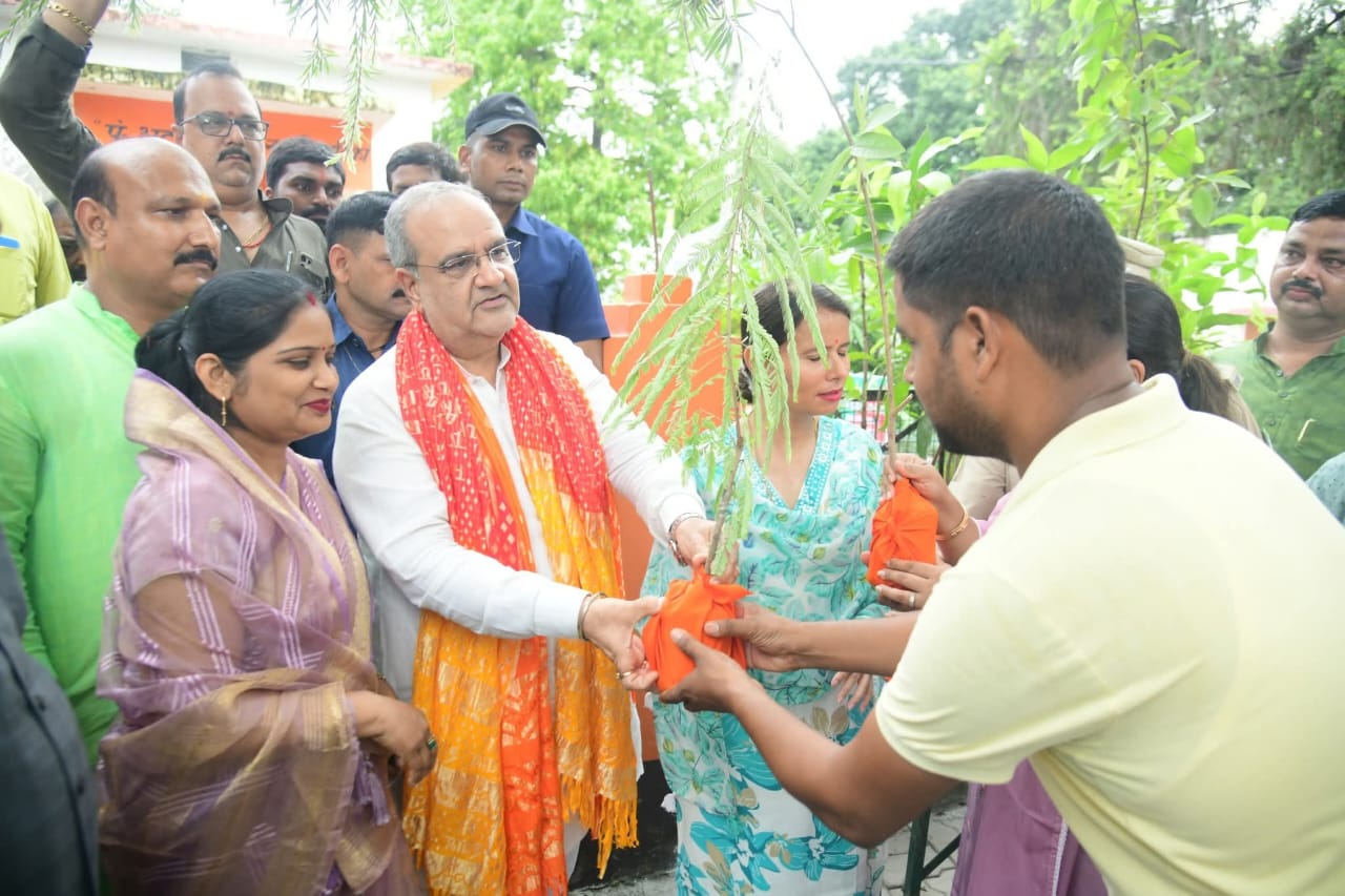 कार्यकर्ताओं को पौधा वितरित करते भाजपा प्रदेश अध्यक्ष भूपेंद्र चौधरी कार्यकर्ताओं को पौधा वितरित करते भाजपा प्रदेश अध्यक्ष भूपेंद्र चौधरी