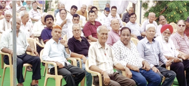 केंद्र सरकार की नीतियों के खिलाफ केंद्रीय कर्मचारियों का हल्ला बोल: बैंकों और बीमा कार्यालयों पर प्रदर्शन
