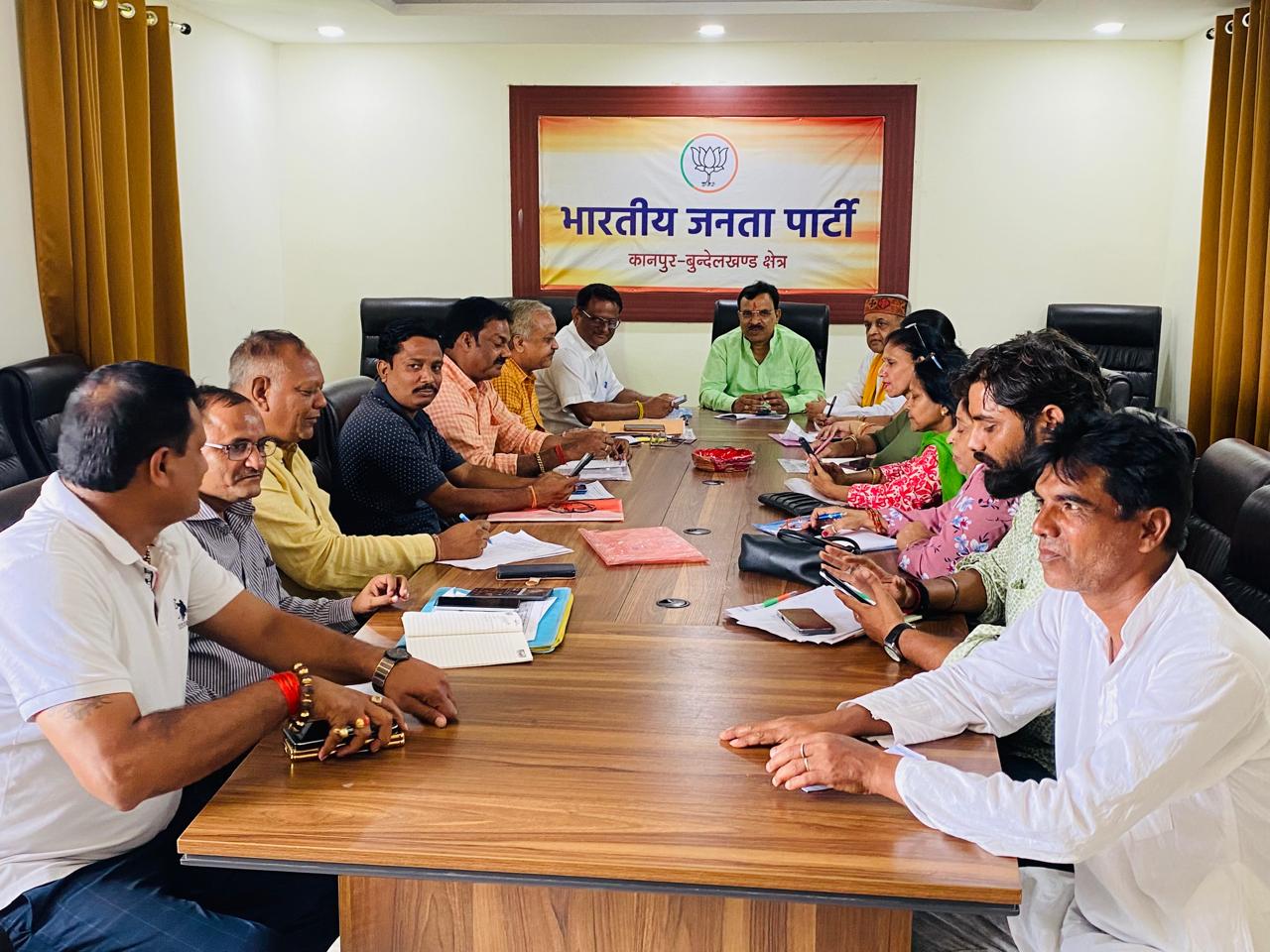 क्षेत्रीय कार्यालय में जानकारी देते प्रकाश पाल क्षेत्रीय कार्यालय में जानकारी देते प्रकाश पाल