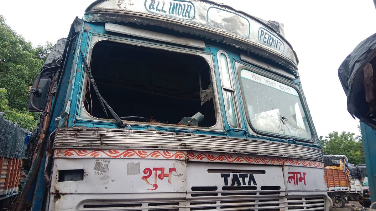 न्यू अलीपुर में पुलिस पर खड़ी लॉरियों में तोड़फोड़ करने का आरोप, भड़के वाहन मालिक और चालक न्यू अलीपुर में पुलिस पर खड़ी लॉरियों में तोड़फोड़ करने का आरोप, भड़के वाहन मालिक और चालक