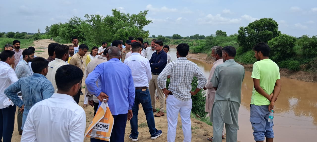 घग्घर नदी के तटबंधों का निरीक्षण करते एसडीएम। घग्घर नदी के तटबंधों का निरीक्षण करते एसडीएम।