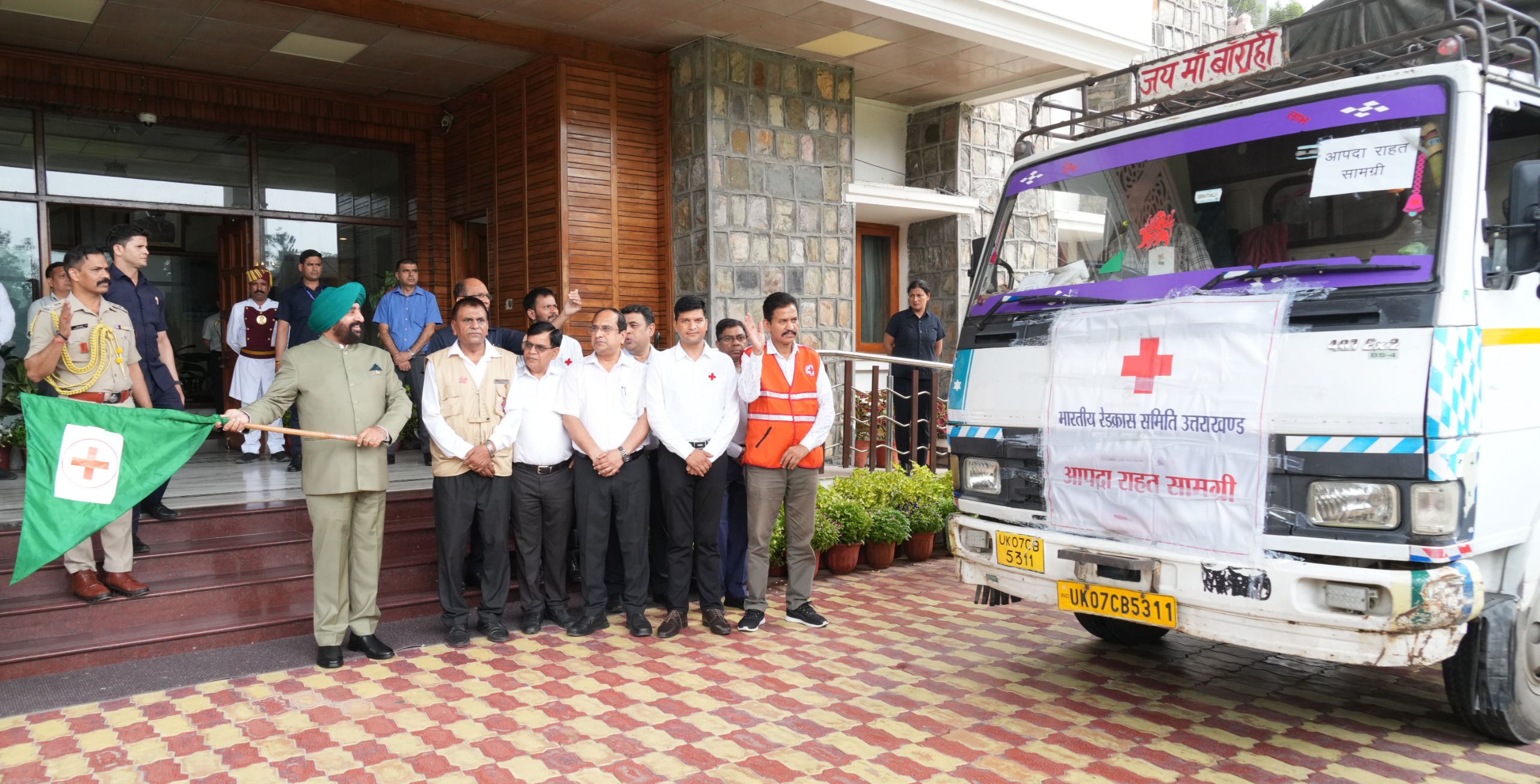 आपदा राहत सामग्री वाहनों को हरी झंडी दिखाकर रवाना करते हुए राज्यपाल । आपदा राहत सामग्री वाहनों को हरी झंडी दिखाकर रवाना करते हुए राज्यपाल ।
